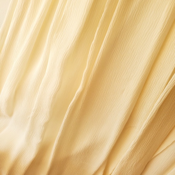 Elegant White Sleeveless Dress with Black Accents - Picture 6 of 10